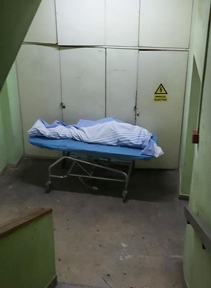 Pacienți decedați, abandonați pe holul unui spital universitar