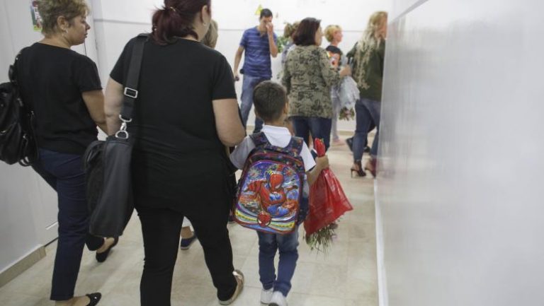 Ce se întâmplă cu mărirea alocațiilor? Părinții așteaptă răspunsuri din partea Guvernului Orban