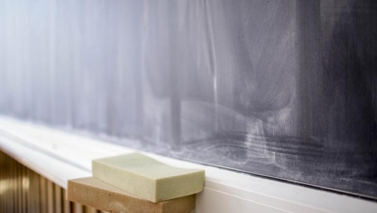 Profesoară jignită în clasă de o elevă care râde de ea, în timp ce o filmează VIDEO