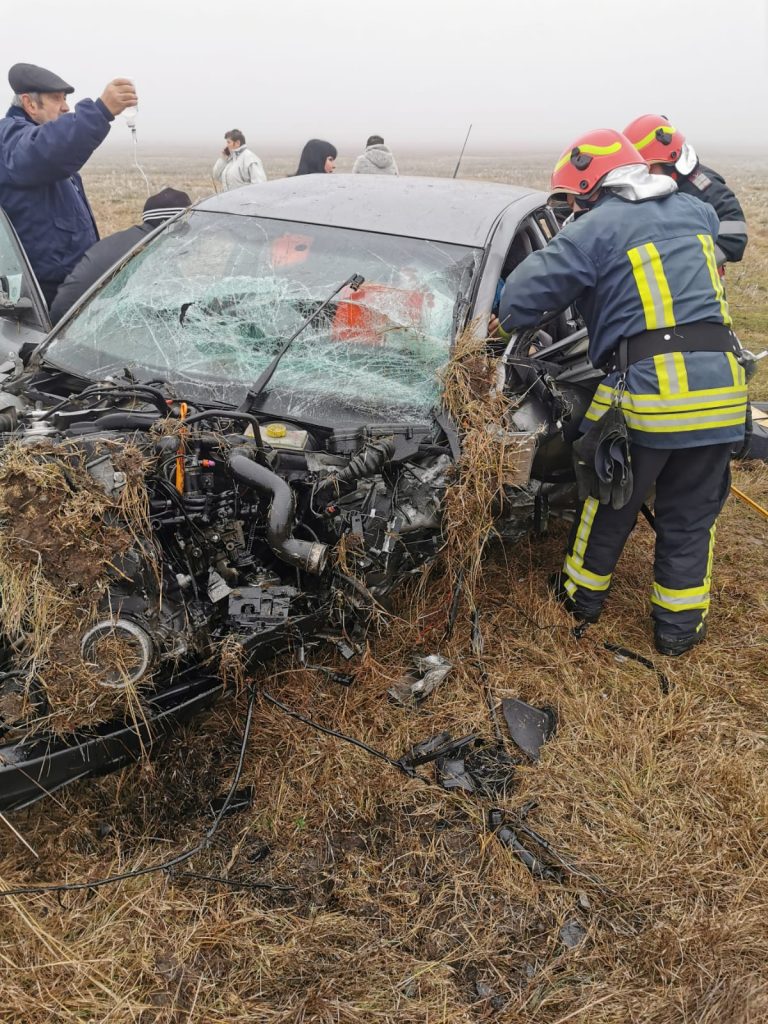 Șofer încarcerat, după ce a intrat cu mașina într-un copac, apoi s-a dat peste cap cu autoturismul