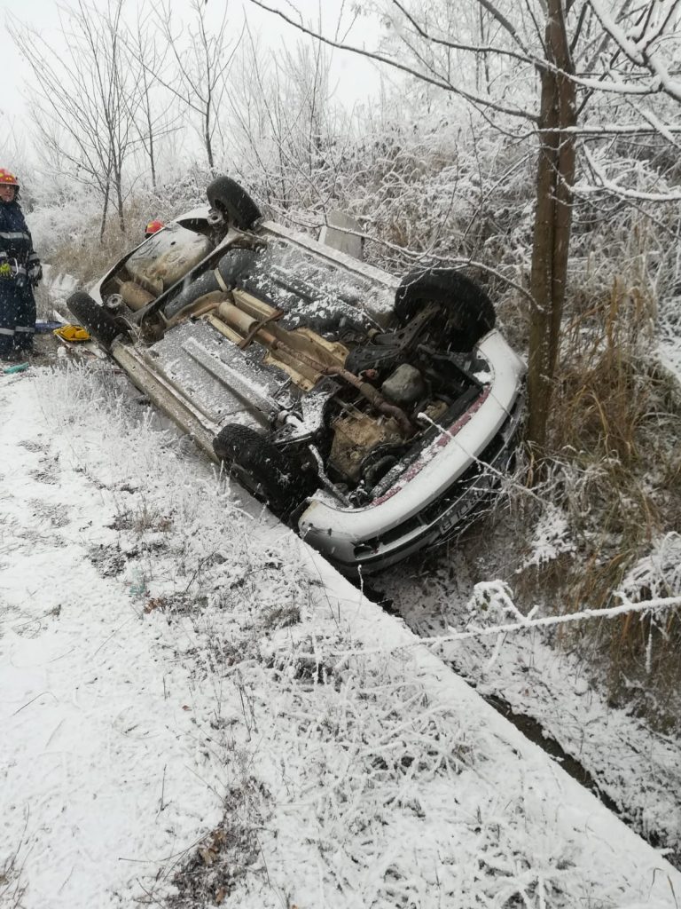O șoferiță a juns la spital, după ce s-a răsturnat cu mașina în șanț
