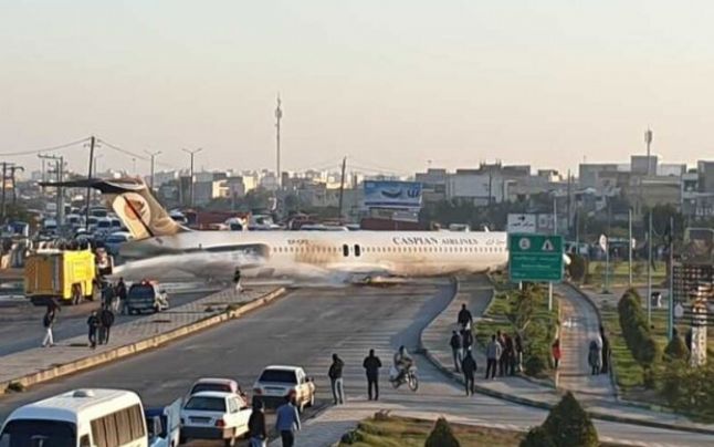 Aterizare de infarct a unui avion iranian. Aparatul de zbor a ajuns pe autostradă! VIDEO