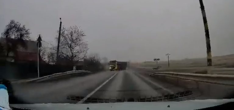 La un pas să provoace o tragedie. Manevră inconștientă a unui șofer de camion, pe un drum din vestul țării VIDEO