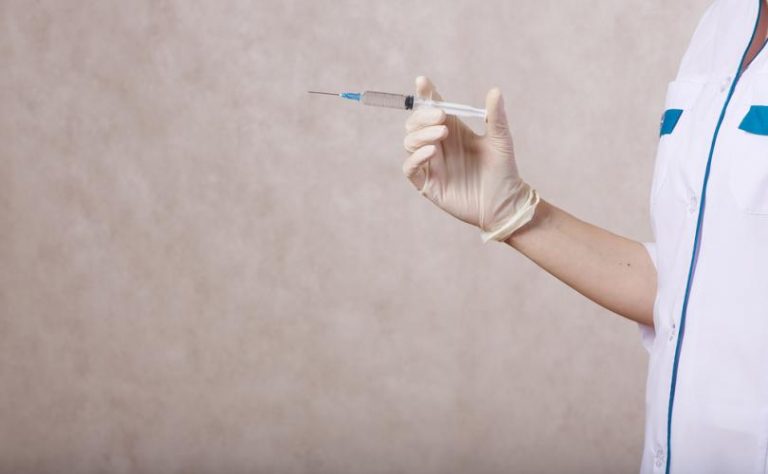 Trei medici sunt judecați pentru crimă după ce au ajutat o femeie să moară