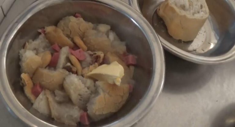 România, 2020: Pacienții unui spital de psihiatrie, hrăniți cu pâine înmuiată în apă, amestecată cu margarină și salam FOTO