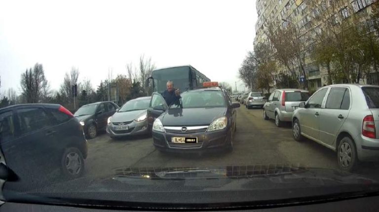 Un instructor auto învaţă elevul să o ia pe contrasens şi să depăşească coloana VIDEO