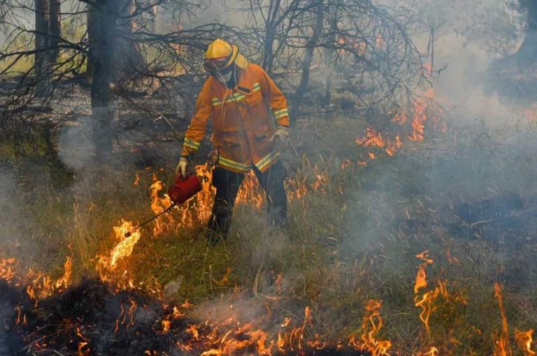Pompier australian acuzat că a provocat 17 incendii, arestat preventiv