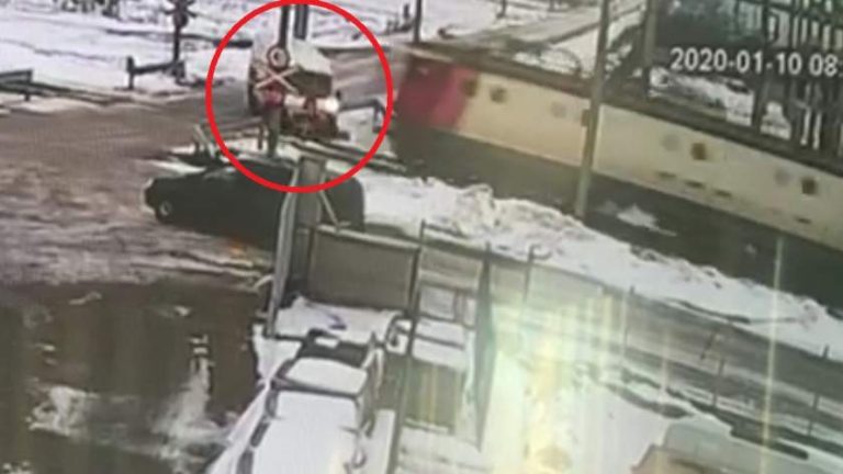 Doi frați, spulberați de tren. Accidentul mortal, filmat de camerele de supraveghere