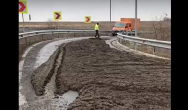 Şoferul unei basculante a umplut autostrada cu tone de bălegar de animale VIDEO