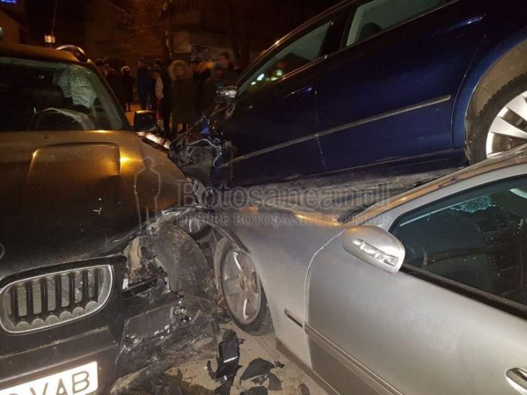 Carambol în aburi de alcool. S-au înfipt cu BMW-ul, într-un Volkswagen și într-un Mercedes