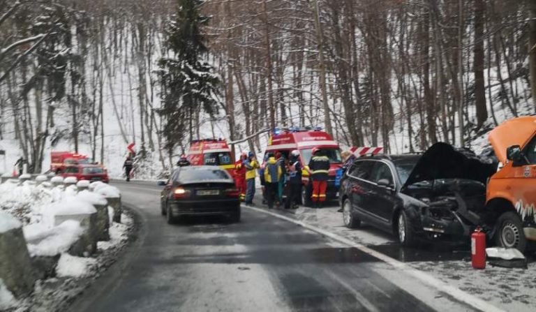 Microbuz cu copii, implicat într-un accident frontal. Şapte copii, transportaţi la spital