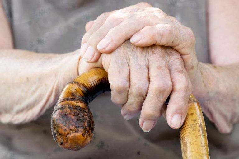 Bătrână cu handicap locomotor, batjocorită în propria casă