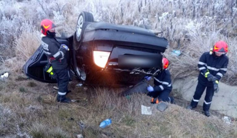 Tânără grav rănită, după ce s-a răsturnat cu mașina