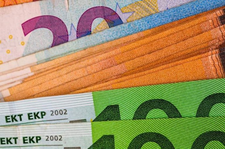 Pensionară jefuită de o femeie. Suma se ridică la aproape 5.000 de euro