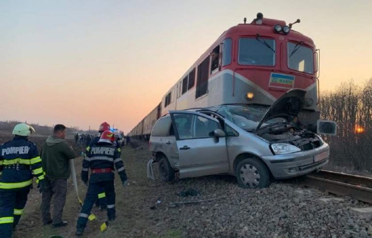 Impact teribil: un tânăr a intrat cu mașina într-un tren