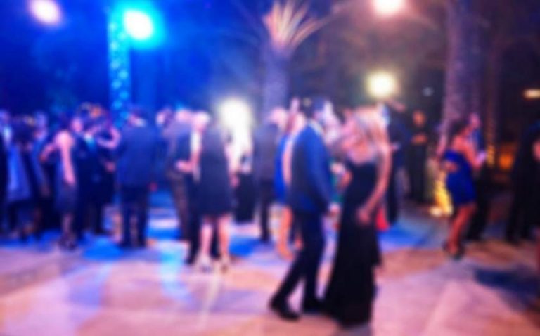 O femeie a murit pe ringul de dans la Revelionul primăriilor / VIDEO
