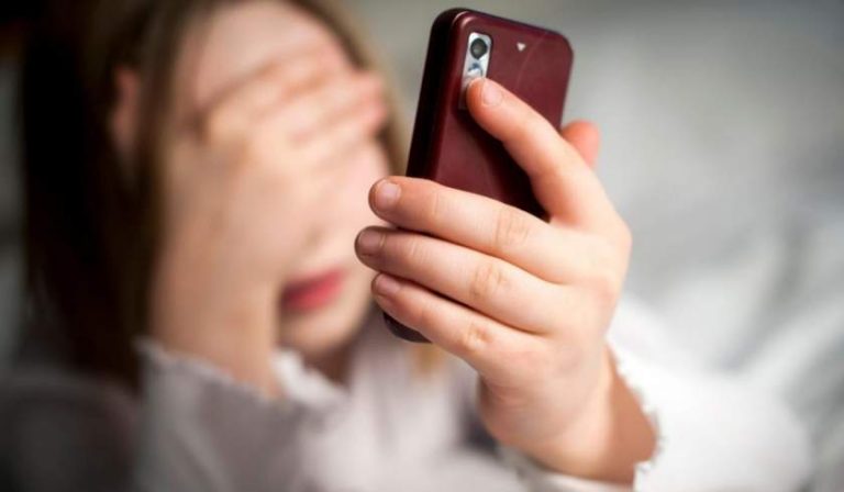 Fetiță, hărțuită de un preot cu mesaje pornografice