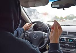 Tânăr drogat și fără permis, prins de polițiști în trafic