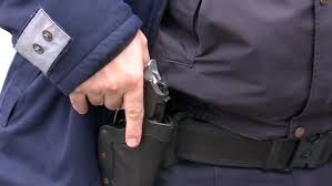 Un polițist de la Rutieră a „fluturat” arma în fața colegilor din Inspectorat: „Sunteţi doar manipulatori!”