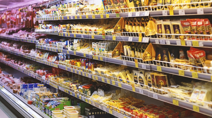 Cașcaval și crenvurști cu mucegai, pe rafturile unui supermarket din vestul țării