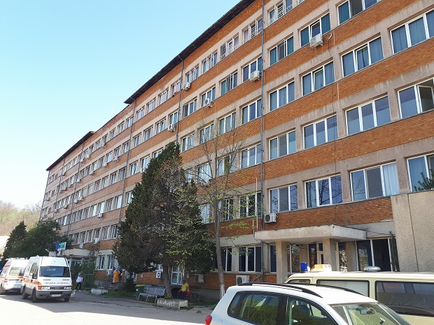 Caz scandalos în vestul țării. Om al străzii, bătut cu mătura de un angajat al unui spital județean VIDEO