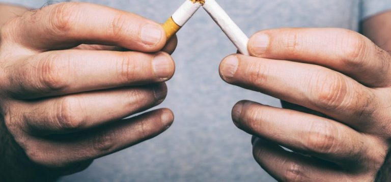 Elev de clasa a VIII-a fumează pe rupte în clasă