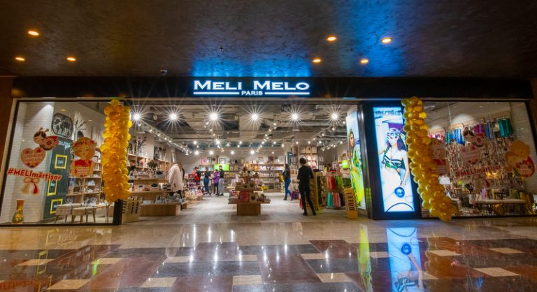 Bijuterii, genti, aromaterapie, lampi, tablouri. Cel mai divers magazin si-a deschis portile