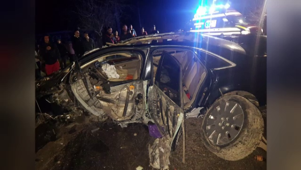 Accident extrem de violent. Două persoane au fost aruncate din mașină