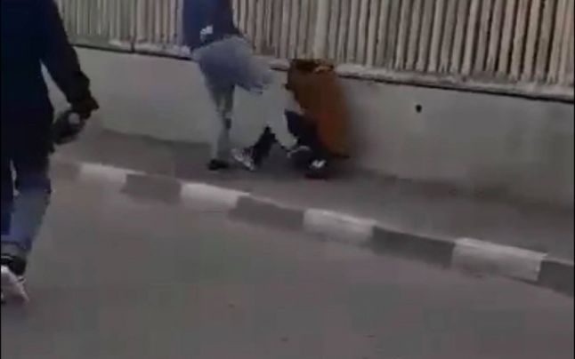 Ambulanţier filmat în timp ce loveşte cu brutalitate un copil de 12 ani. Ce l-a înfuriat pe bărbat VIDEO