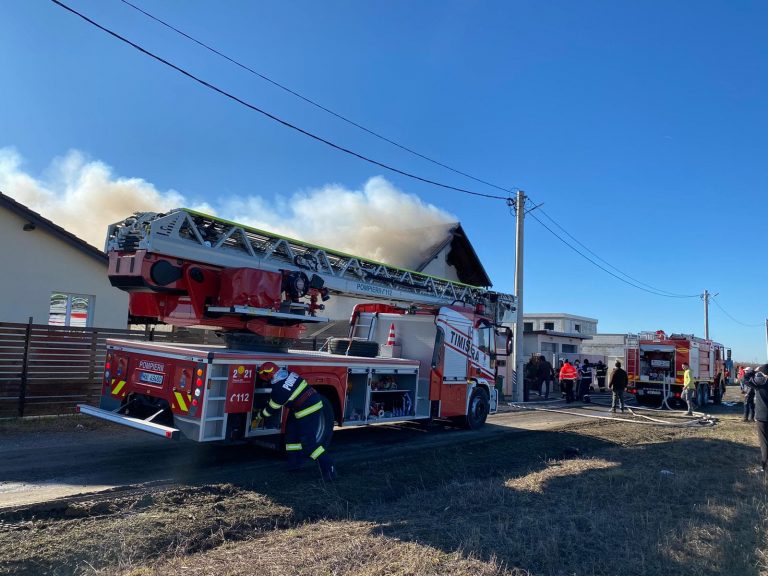 Mansarda unei case a luat foc, lângă Timișoara