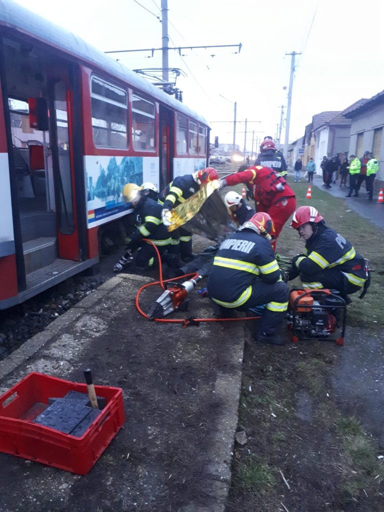 UPDATE 2. Cum a ajuns femeia de la Arad sub roțile tramvaiului FOTO