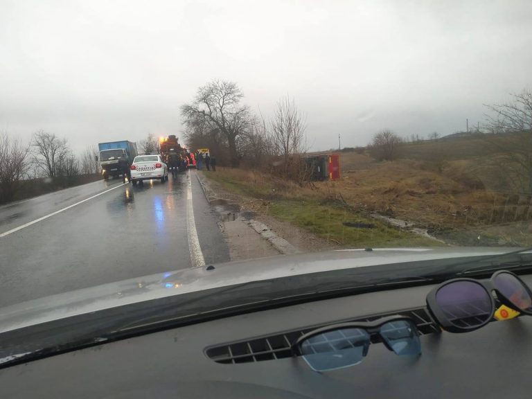 TIR răsturnat de vânt, în vestul țării