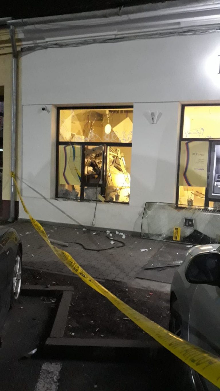 UPDATE. Bancomat aruncat în aer, la Arad. Cu câți bani au fugit hoții