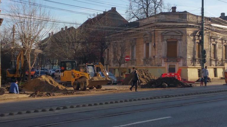 Haos în zona Pieței Sinaia! A început îngroparea cablurilor FOTO