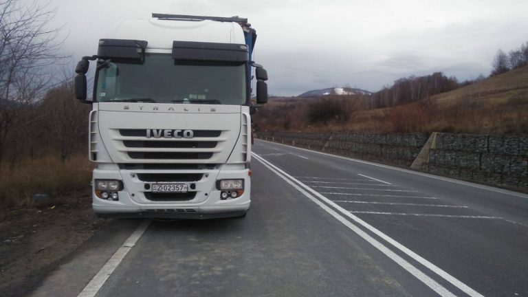 Trafic îngreunat pe DN6! Un TIR a rămas pe drum