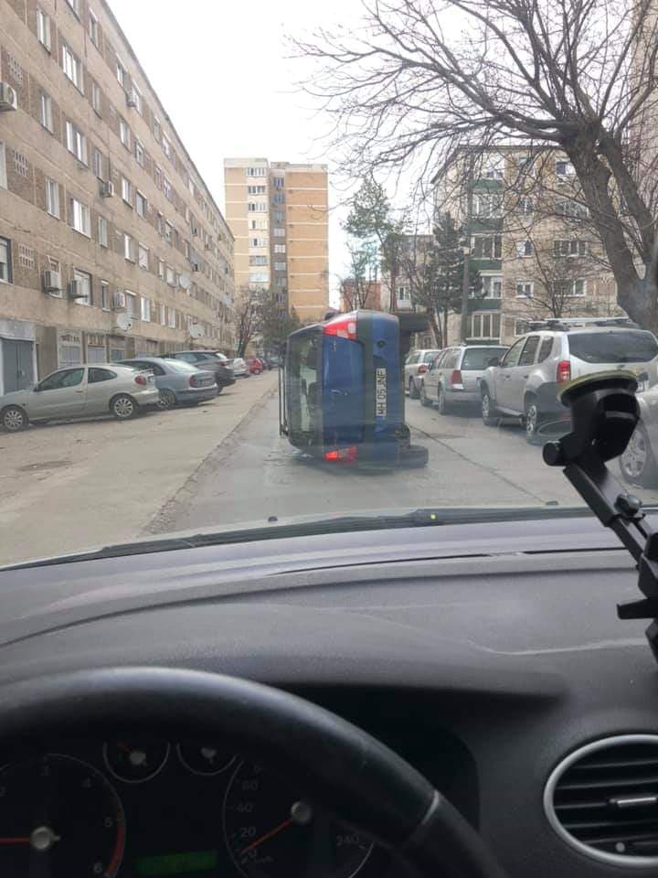 Imaginea zilei vine din Timișoara: O altfel de parcare… laterală