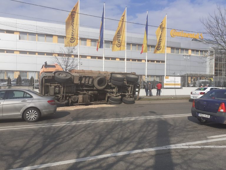 TIR răstunat în fața fabricii de anvelope de la Pădurea Verde