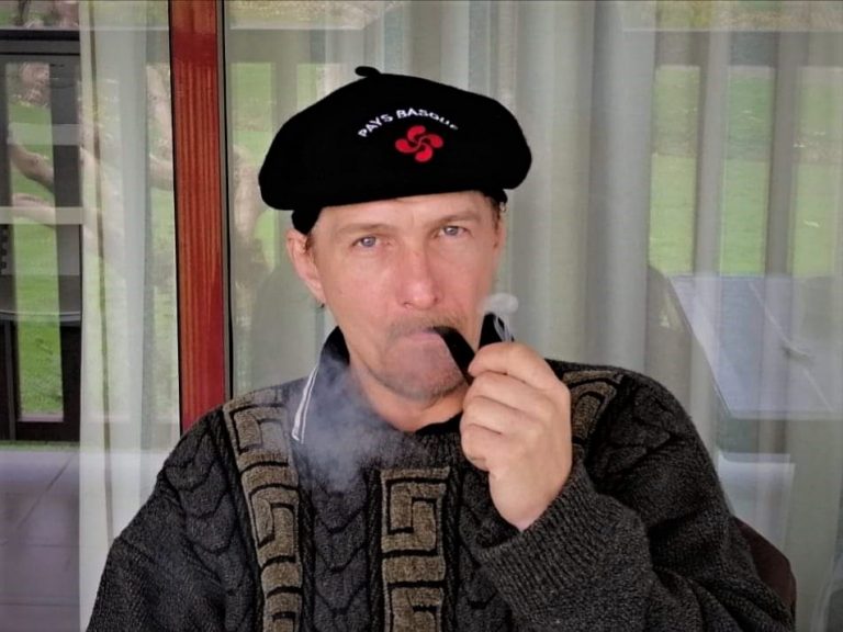 „În România e imposibil să trăiești decent din vânzarea propriilor cărți, ai nevoie de ceva extra, fie și târnăcopul”. Interviu cu poetul Liviu Ofileanu