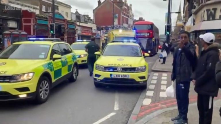 Incident de natură teroristă la Londra: Un bărbat a înjunghiat mai multe persoane pe stradă