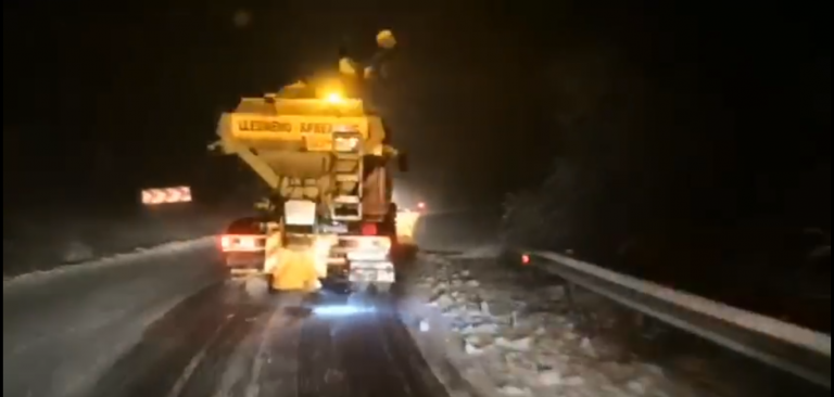 Primele intervenții de deszăpezire pe timp de noapte, în Vest