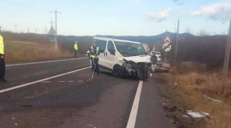 Accident cumplit în Banat. Două microbuze și un TIR, implicate