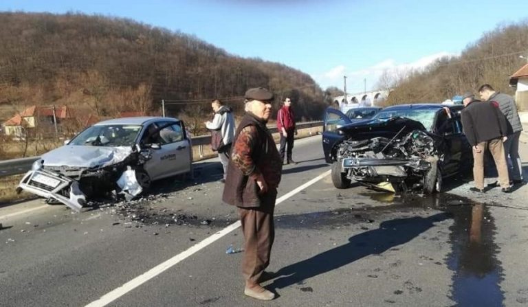 Accident grav în vestul țării. Impact frontal între două autoturisme, șoferii transportați la spital