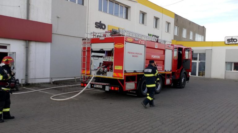 Clienți și angajați, evacuați dintr-un supermaket din Timișoara, după ce depozitul a luat foc FOTO