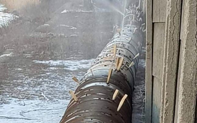 Amendă de 10.000 de lei aplicată de DSP societății de apă pentru conducta plină de pene din lemn din Hațeg