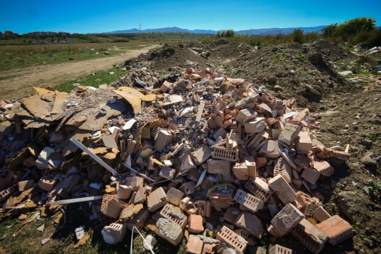 Aproape 190 de tone de deşeuri aduse ilegal din Italia, descoperite de comisarii Gărzii de Mediu, în vestul țării