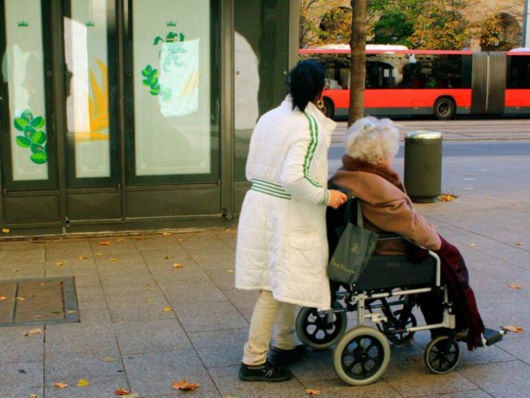 Româncă arestată după ce a furat peste 50.000 de euro de la bătrâna pe care o îngrijea