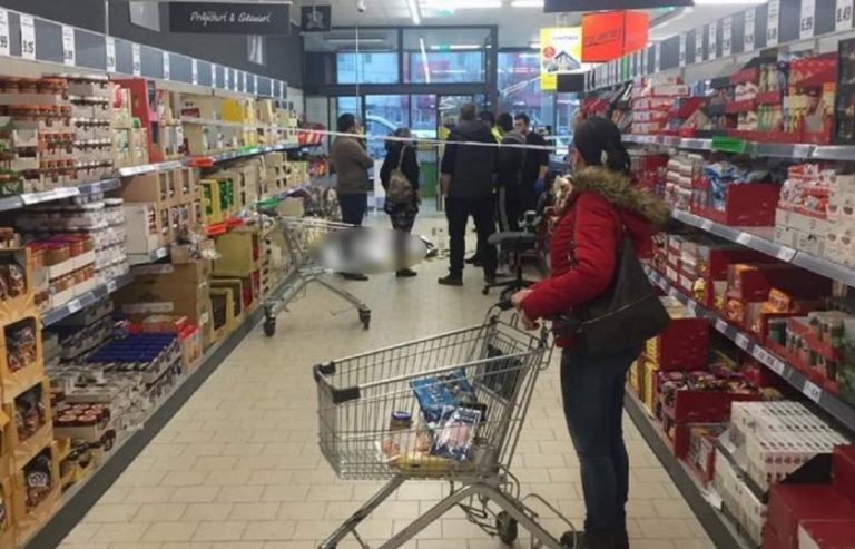 Nepăsare: zeci de clienți ai unui hypermarket din Timișoara și-au făcut cumpărăturile pe lângă trupul unui bărbat decedat VIDEO