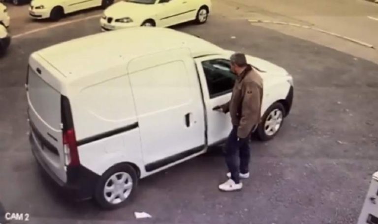 Fost poliţist local, filmat în timp ce fură din maşini