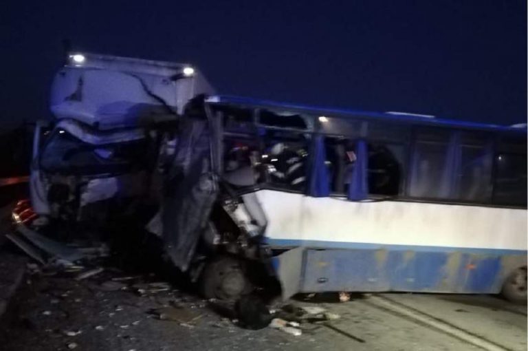 Accident între un autotren şi un autobuz: sunt mai multe victime