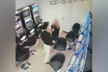 Un bărbat a bătut casiera unei săli de păcănele din Timişoara, apoi a fugit cu toate încasările / Video